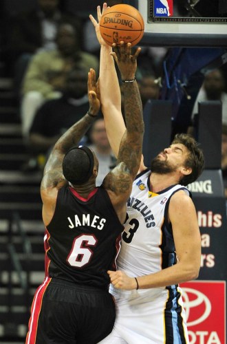 Marc gasol intenta taponar a LeBron