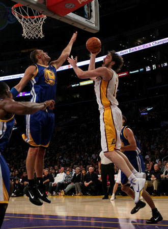 Pau Gasol ante Andris Biedrins