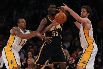 Roy Hibbert entre Shannon Brown y Pau Gasol