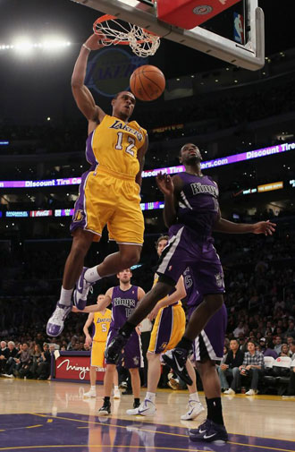 Shannon Brown destrozando el aro de los Kings