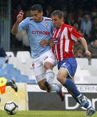 Dos jugadores del Celta y Girona durante el partido de la �ltima campa�a.