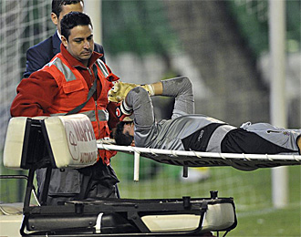 Ra�l Navas abandona el campo del Betis en camilla lesionado