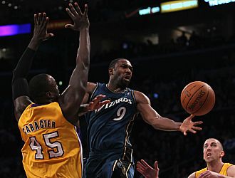 Gilbert Arenas deja una bandeja en el partido que le enfrent� a los Lakers
