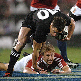 Dan Carter y Jonny Wilkinson, los dos mejores aperturas del mundo de los �ltimos a�os, podr�an volver a verse las caras en el pr�ximo Mundial de Nueva Zelanda'2011