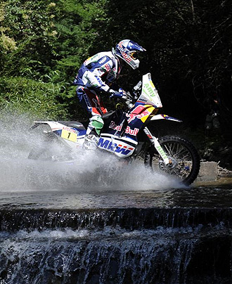 Marc Coma sortea un r�o durante el Dakar.