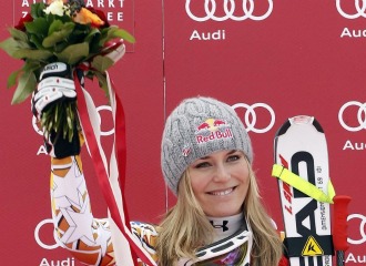 Vonn, se muestra alegre en el podio.