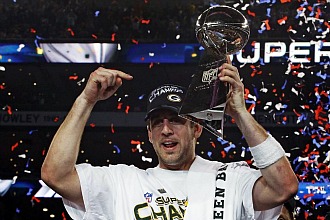 Aaron Rodgers levanta el Trofeo Vince Lombardi