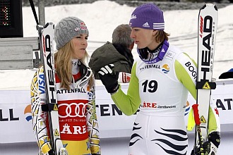Maria Riesch, a la derecha, habla con Lindsey Vonn,a la izquierda
