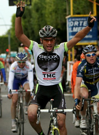 Pelucchi ganando en la meta de Almer�a