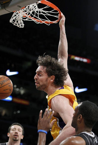 Pau Gasol destrozando el aro de los Magic