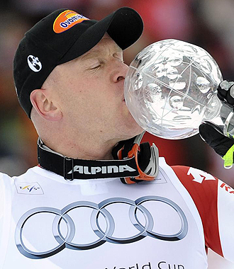 Didier Cuche besa la Copa del Mundo conquistada este mi�rcoles.