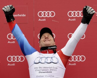 Didier Cuche celebra su triunfo en el Globo de Cristal.