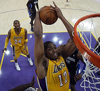 Bynum machaca el aro en el partido ante Orlando Magic