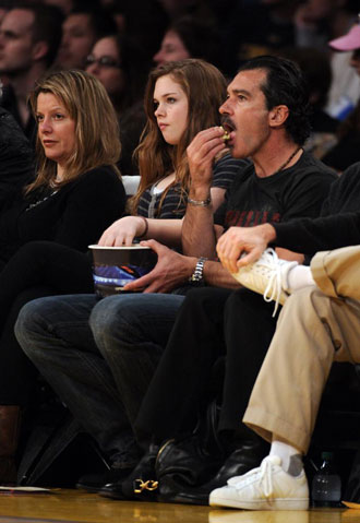 Antonio Banderas presenciando el partido de los Lakers