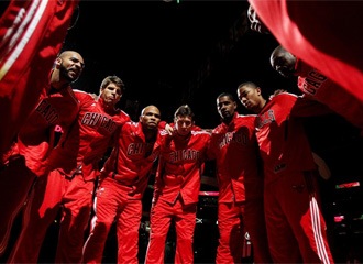 Los Bulls charlan antes del partido ante los Grizzlies.