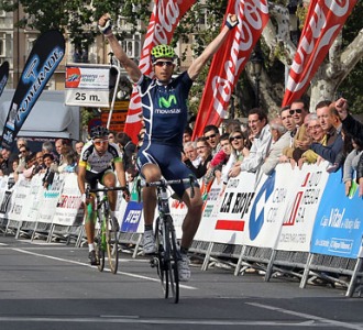 Imanol Erviti celebrando su victoria en meta.