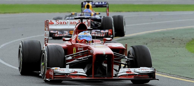 Fernando Alonso pilota en Albert Park con Vettel al fondo / REUTERS