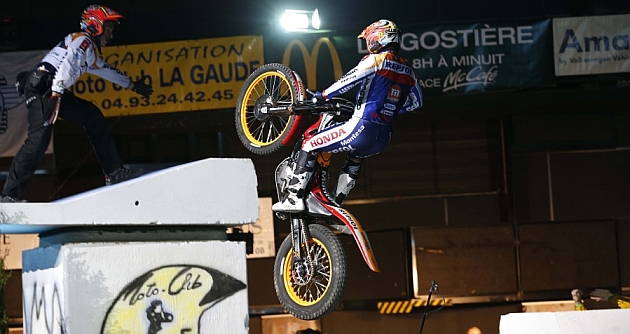 Bou cierra el Mundial indoor invicto