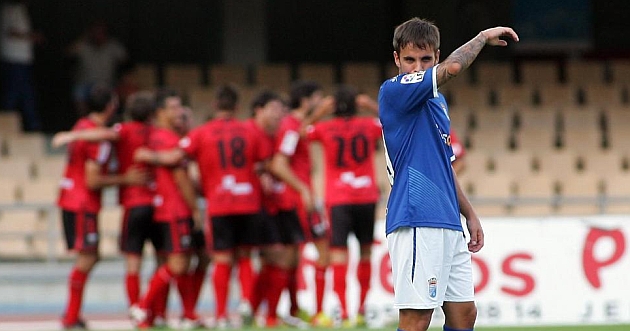 Adri�n se tapa la boca en el partido ante el Mirand�s / Paco Mart�n (Marca)
