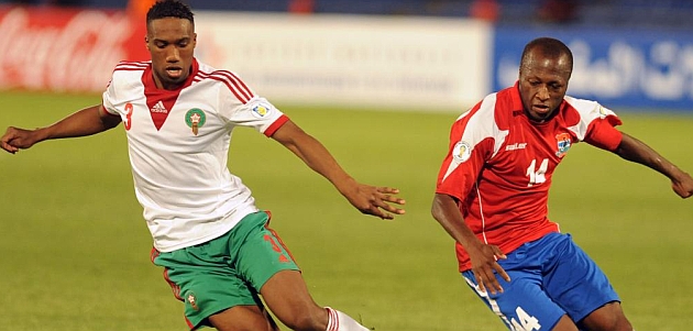 Zakarya Bergdich (en la izquierda), en un partido con Marruecos, ante Sanna Nyassi, de Gambia / AFP