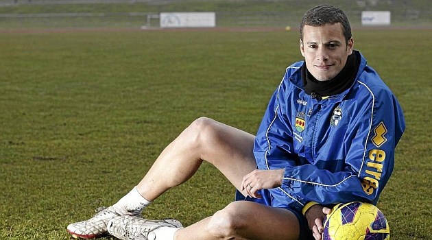 Osasuna ficha a Oriol Riera y renueva a Pu�al