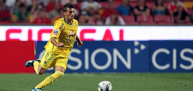 Diogo conduce un bal�n en un partido del Pa�os Ferreira / MARCA