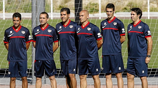 M�chel y V�ctor Paredes, junto al resto del cuerpo t�cnico. / DAVID MOIRON