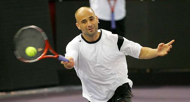 Agassi se impone a Courier en una partido de exhibici�n
