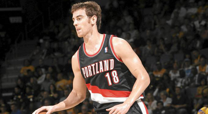 Los Blazers inauguran su casillero de victorias en el agridulce estreno de Claver