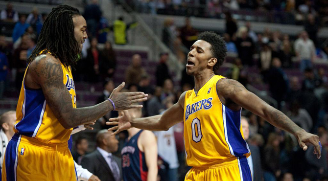 Pau Gasol (13+12) y los Lakers gripan el motor de los Pistons