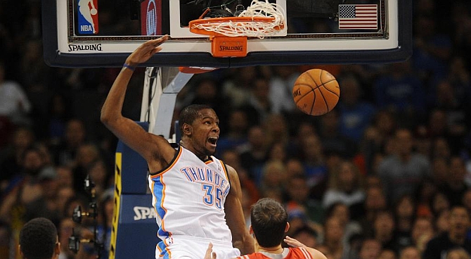 Ibaka se pone el mono de trabajo para frenar a Superman y no empa�ar el partidazo de Durant