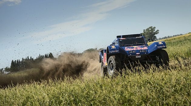 Carlos Sainz, pilotando su Buggy en la primera etapa del Dakar
