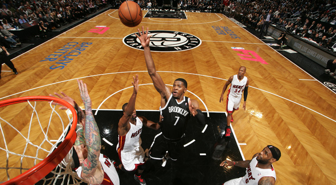 'JJ' consuma el derrocamiento de 'King James' en el partido de los motes