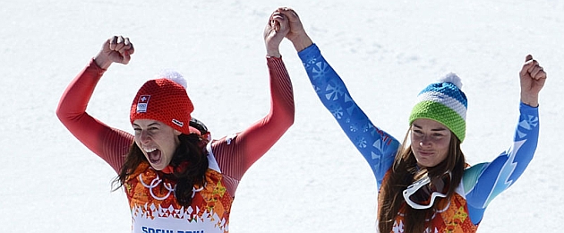 Tina Maze y Dominique Gisin celebran su medalla de oro / RTRPIX