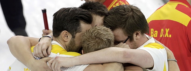 El equipo sueco de curling celebra la medalla de oro / RTRPIX