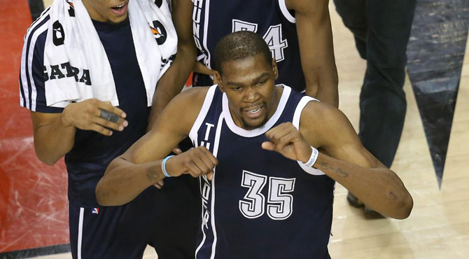 Kevin Durant sigue a la estela de Jordan con 51 puntos y canast�n sobre la bocina