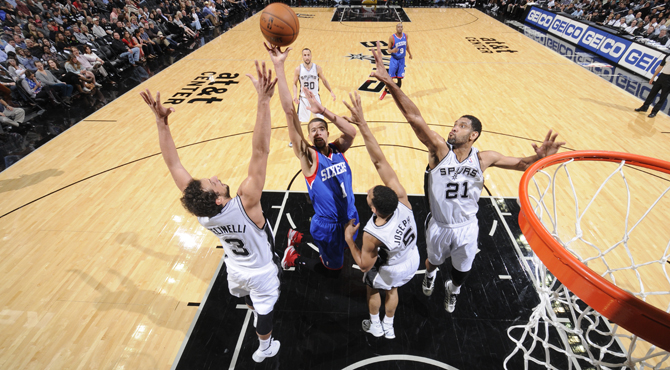 Los eternos Spurs dejan a los Sixers a un s�lo partido de igualar la peor racha en la historia