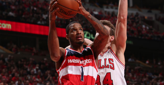 Hilario y Ariza hacen valer su experiencia y sorprenden a los Bulls