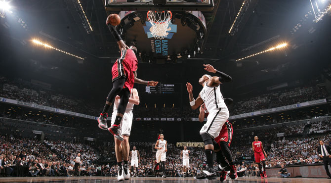 'El Rey' James reina con 49 puntos y gobierna poniendo el 3-1 contra los Nets