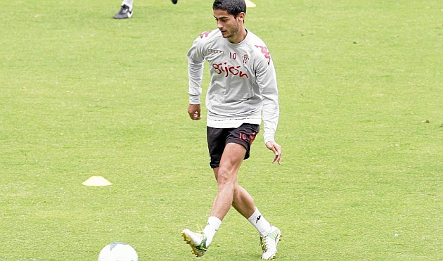 Nacho Cases, realizando ejercicios con el bal�n en el entrenamiento del mi�rcoles / Tuero - Arias (Marca)