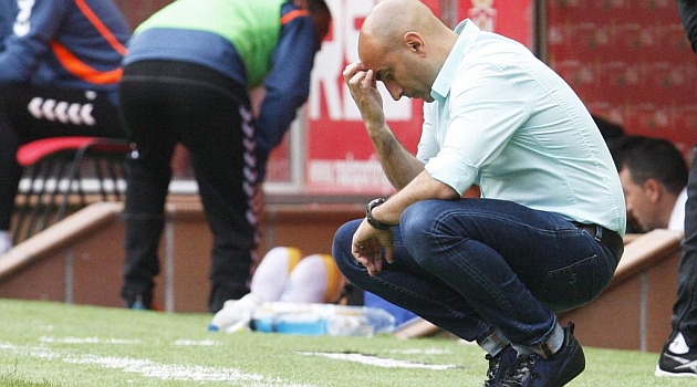 Abelardo, pensativo y agachado en la banda de El Molin�n / Tuero - Arias (Marca)