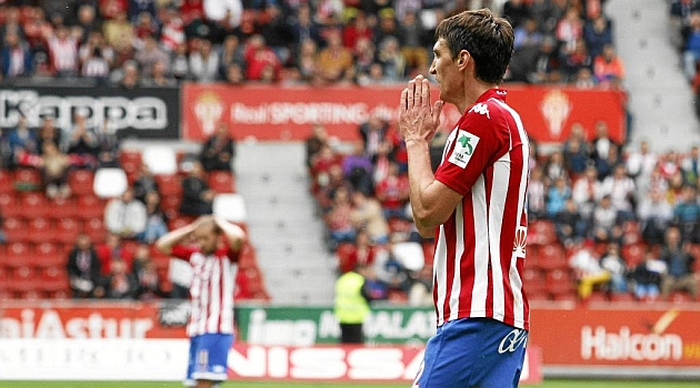 Scepovic se lamenta de una ocasi�n perdida en El Molin�n / Tuero - Arias (Marca)