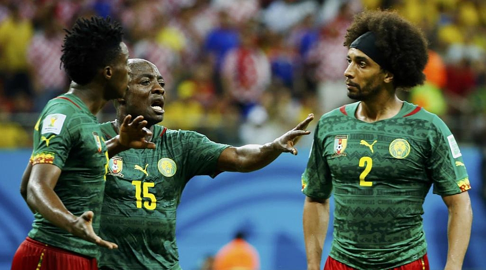 Mundial 2014: Dos jugadores de Camerún se pelean en pleno partido - MARCA.com