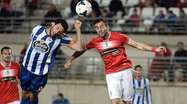 Molinero, a la derecha, disputa un bal�n a�reo. JUANCHI L�PEZ