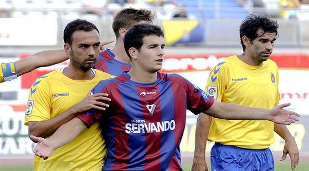 El defensa Aitor Arregi renueva por dos temporadas