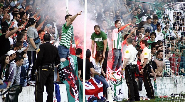 Aficionados del Racing celebran el ascenso en El Sardinero / Jos� R. Gonz�lez (Marca)