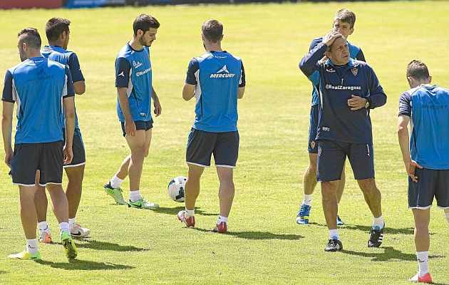 V�ctor Mu�oz dirige un entrenamiento del Real Zaragoza. / Toni Gal�n