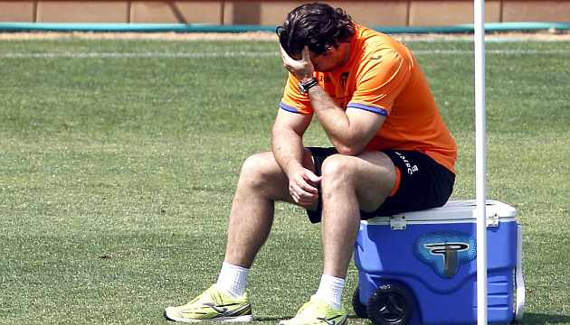 Juan Antonio Pizzi pensativo durante un entrenamiento del Valencia / Jos� Antonio Sanz (MARCA)