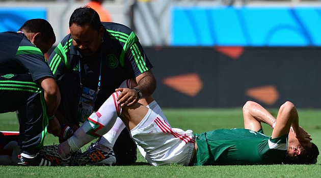 H�ctor Moreno, siendo atendido por los doctores en el partido frente a Holanda. France Press