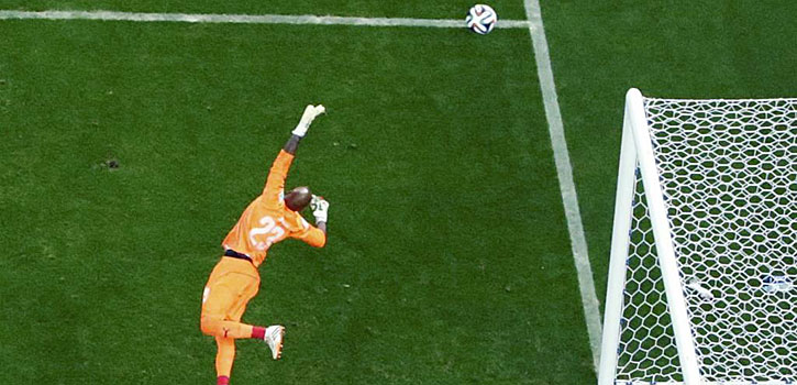 M'Bolhi hace una de las paradas del Mundial